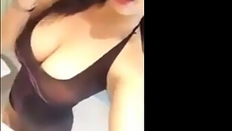 নতুন এশিয়ান অভিজাত তার বড় স্তনগুলি Flaunts