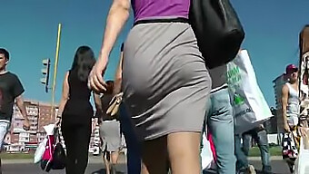 Chica Tanga Tetona Saltando Su Culo En La Calle