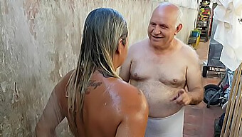 A Gostosa De Praia De Paty Butt Recebe Uma Gozada De Um Homem Mais Velho