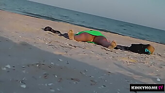 Outdoor-Girl: Nacktes Strandluder Wird Vor Der Kamera Erwischt