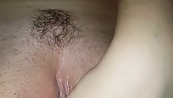 Masturbationssession Des Jungen Mädchens Mit Nahaufnahme