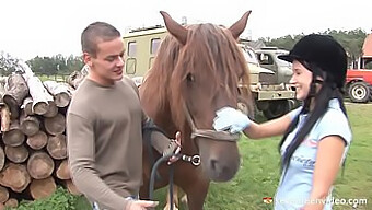 La Belle Tchèque Angelica Suce Et Baise Son Instructeur De Chevauchée En Plein Air