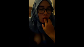 Gadis Indonesia Berjilbab Memberikan Blowjob Yang Menggoda