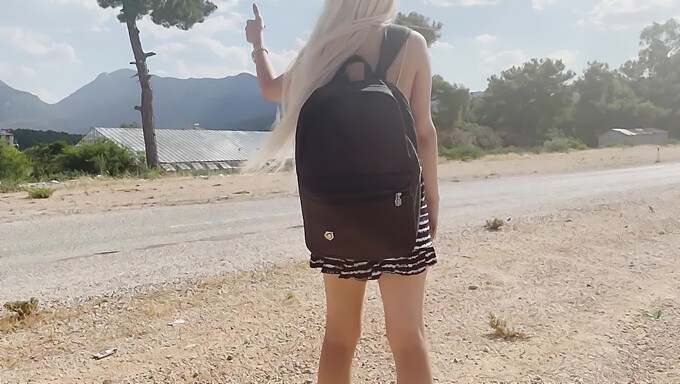 Η 18+ Τουρκάλα Έφηβη Hitchhiker Γίνεται Άτακτη