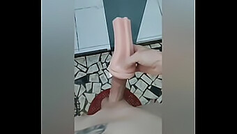 Se Mig Nyde Min Tatoverede Dildo På Kamera