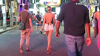 Reifer Weißer Mann Genießt Eine Junge Thai (18+)