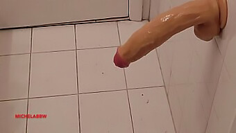 Placer En Solitario En El Baño Con Un Gran Miembro