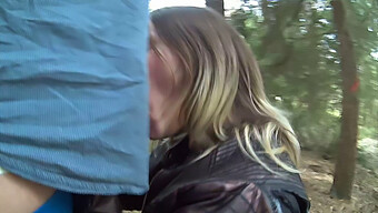 Harige Barbara Geeft Een Blowjob In Het Bos