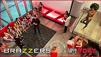 Групповой Секс С Четырьмя Великолепными Красотками В Дикой Оргии - Brazzers