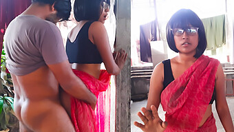 Une Bhabi Indienne En Saree Rouge Se Masturbe Et Baise Pour De L'Argent - Histoire De Sexe Hindi Faite Maison