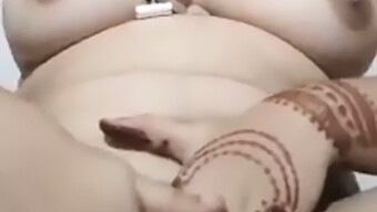 فيديو سكس سوهاجرا مع ثديين طبيعيين كبيرين وحلمات ..