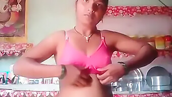 Tía India Se Hace Una Selfie Con Sus Grandes Tetas