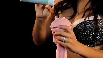 Zažite Maximálne Potešenie S Hračkou Fleshlight Od Daisy Marie! Zavolajte Nám Pre Viac Sexuálnych Hračiek