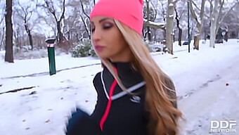 Blond Bomba Alyssia Bierze Dwie W Dzikim Trójkącie.