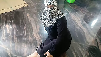 Tonton Seorang Gadis Muda Berhijab Dikuasai Dalam Video Bdsm Ini