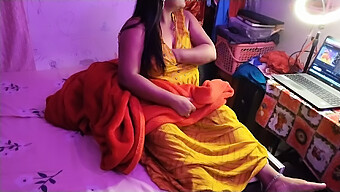 Desi Bhabhi Memamerkan Puting Susunya Di Webcam