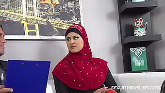 المحامي يستمتع بلسان رائع من امرأة عربية جذابة