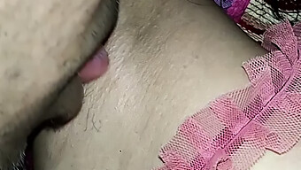 টিন (18+) হার্ডকোর সেক্স ভিডিওতে তার বগল চাটছে।