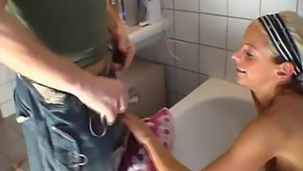 Amateur-Blondine Bekommt Ihre Enge Muschi Von Einem Großen Schwanz Gedehnt