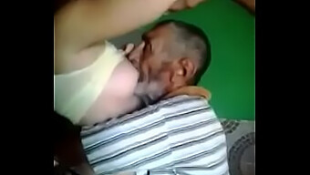 Viejo Le Hace Una Mamada A Una Joven Chica De 18+