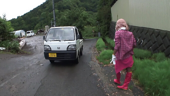 Kundička Japonské Dívky Je Proniknuta Cizími Lidmi Na Veřejnosti