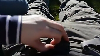 หนุ่มสาวมือสมัครเล่นได้รับ Handjob ในกลางแจ้งที่ยอดเยี่ยม