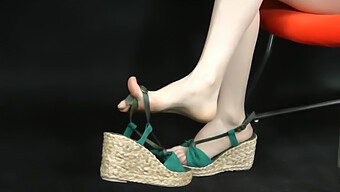 Eingezäumte Füße Eines Asiatischen Models In Keil-Espadrille-Sandalen