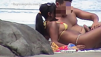 วัยรุ่น (18+) สนุกกับการเย็ดหีสาธารณะบนชายหาด