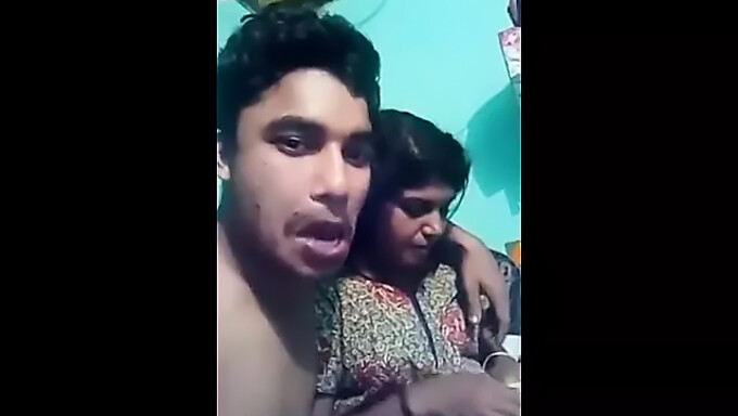 Maman Indienne Et Son Beau-Fils S'Engagent Dans Une Chaude Fellation