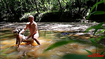 Milf Voyeurista Recibe Una Corrida En El Parque Del Lago Houston