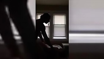 Elle Désire Sa Grosse Virilité Dans Une Action De Cowgirl Faite Maison