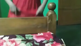 Gadis Desi Menikmati Tetek Besar Semulajadi Dalam Video Amatur