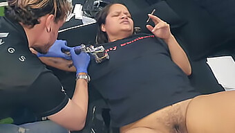 Une Femme Latine Aux Gros Seins Se Fait Tatouer En Échange D'Une Fellation