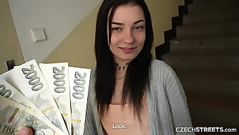 Česká Teenka (18+) Dostane Handjob A Výstřik