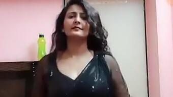 Aunty'S Sensual Dance