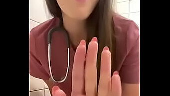 18+ Teengirl Masturbiert Und Spritzt Im Krankenhausbadezimmer