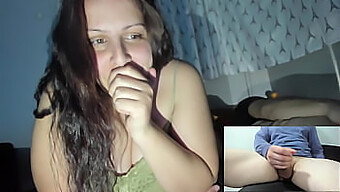 Manžel A Manželka Sledujú Cuckold Akciu Na Webovej Kamere