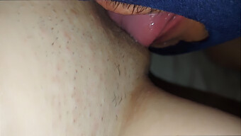 Amateur-Hausgemachtes Video Von Einem Mädchen, Das Ihrer Muschi Einen Ordentlichen Blowjob Gibt