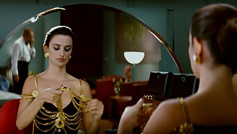 Kecantikan Berpayudara Besar Penelope Cruz Dalam Ciuman Sensual Dan Jari Payudara