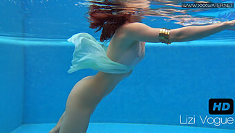 Sensual Lizzi Vogue Berenang Di Bawah Air