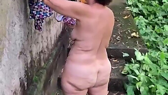 Descalzo Y Desnudo En La Selva