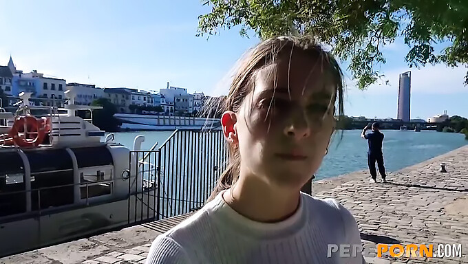 Prvý Trojka: Teen Anita Si Užíva Dvojitú Penetráciu