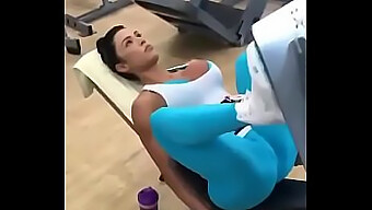 Latihan Di Gym Dengan Cameltoe Yang Ketat