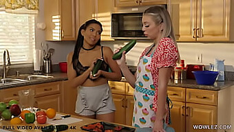 Tiffany Watson En Jada Kai Hebben Kinky Lesbische Seks Met Een Komkommer In De Keuken.