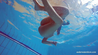 Une Jeune Européenne Nue Montre Son Corps Poilu Dans La Piscine