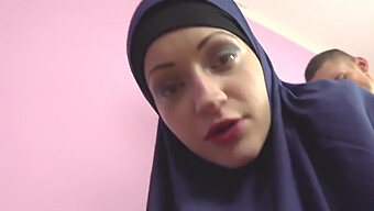 Pov Video Kiimainen Muslimi Nainen Katsomassa Pornoa