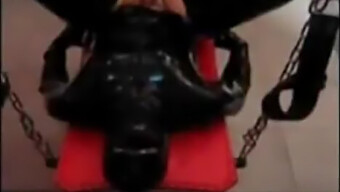 سيدة Bdsm تستخدم لعبة جنسية للسيطرة على طفلها السكري