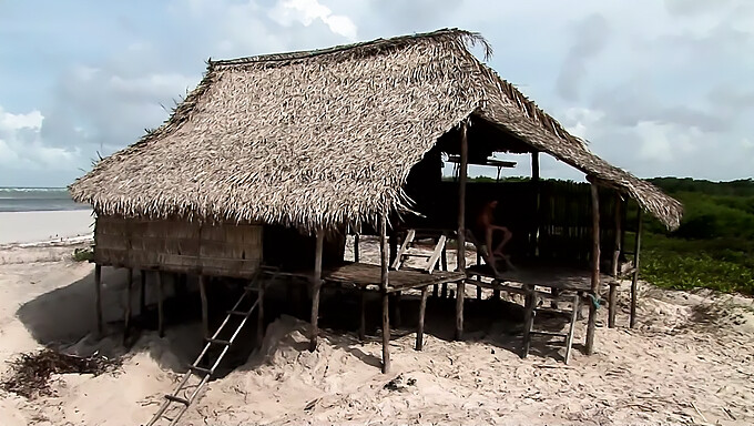 Dua Pasangan Cabul Terlibat Dalam Seks Hardcore Di Luar Ruangan Di Rumah Pantai.