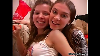 18+ Лесбийски Момичета Се Наслаждават На Стриптийз И Бебешки Цици