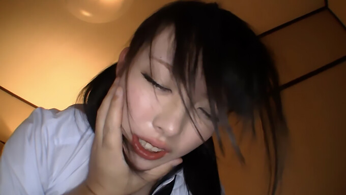 Asiatische 18+ Teenagerin Spritzt Und Fingert Sich Zum Orgasmus